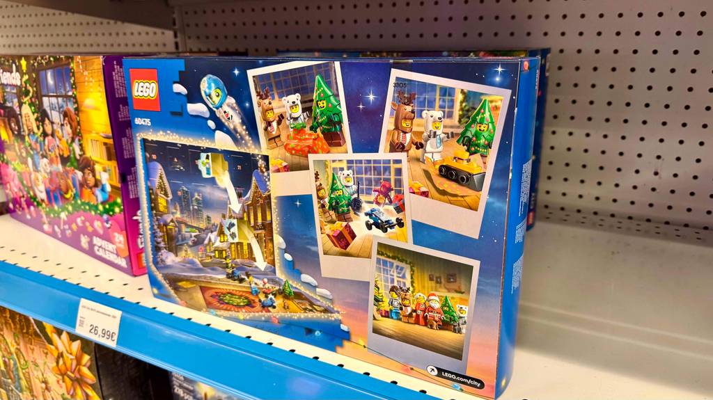 Auf der Rückseite eines Lego Adventskalenders im Test sind einige Bilder.