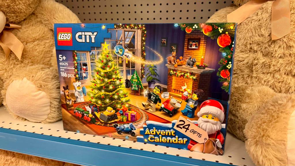 Im Test: Ein Lego Adventskalender steht zwischen zwei Kuschelbären.