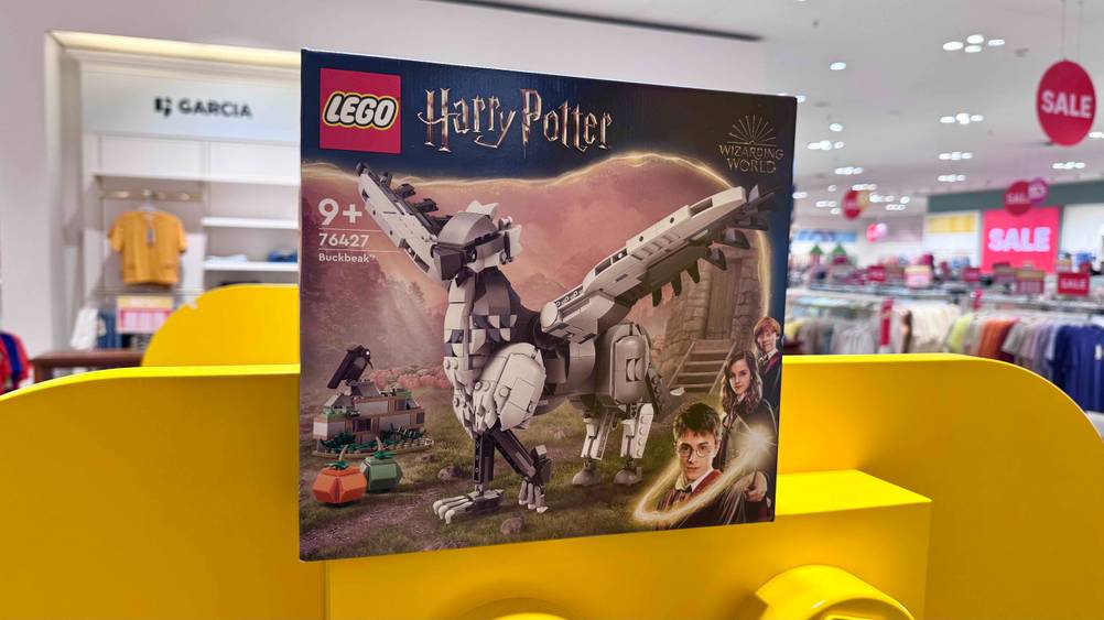 Eine Packung des LEGO Harry Potter im Test auf einem großen gelben Lego stehend.
