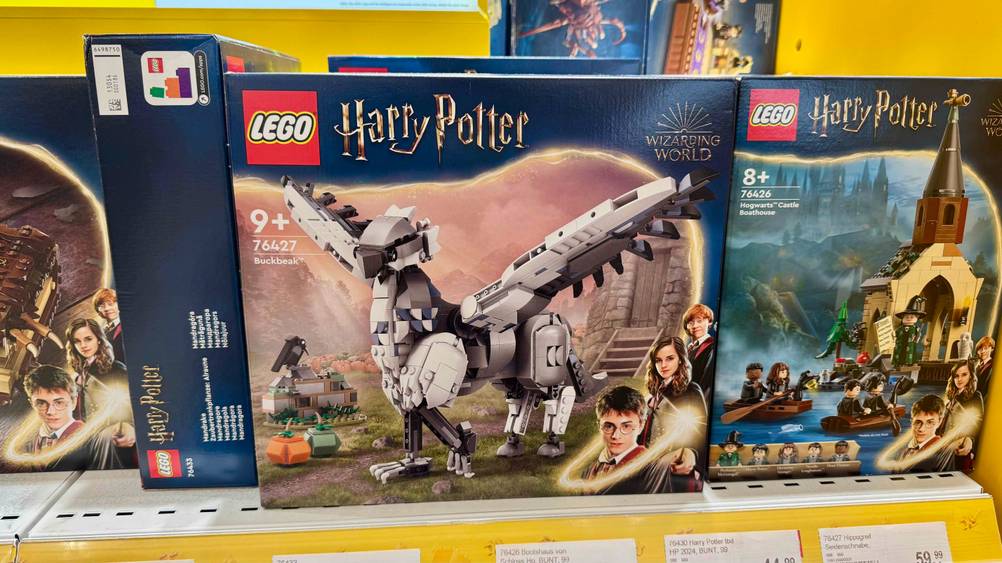 Auf einem Verkaufsregal neben anderen Produkten steht das getestete LEGO Harry Potter.