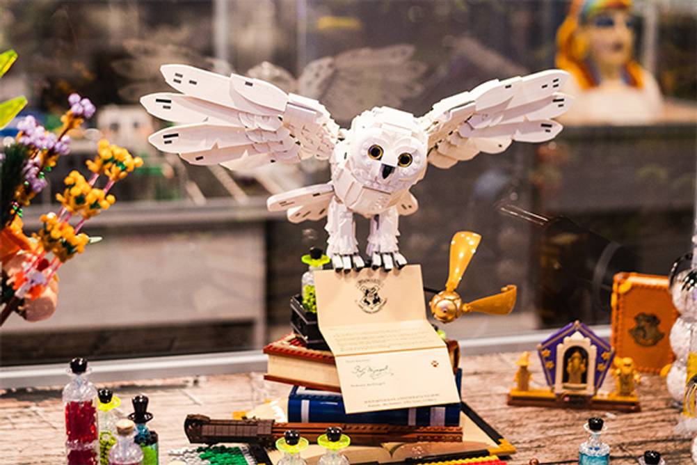 LEGO-Harry-Potter im Test: Die Schneeeule von Harry Potter mit vielen Details. Sie sitzt auf einem Stapel Bücher. 
