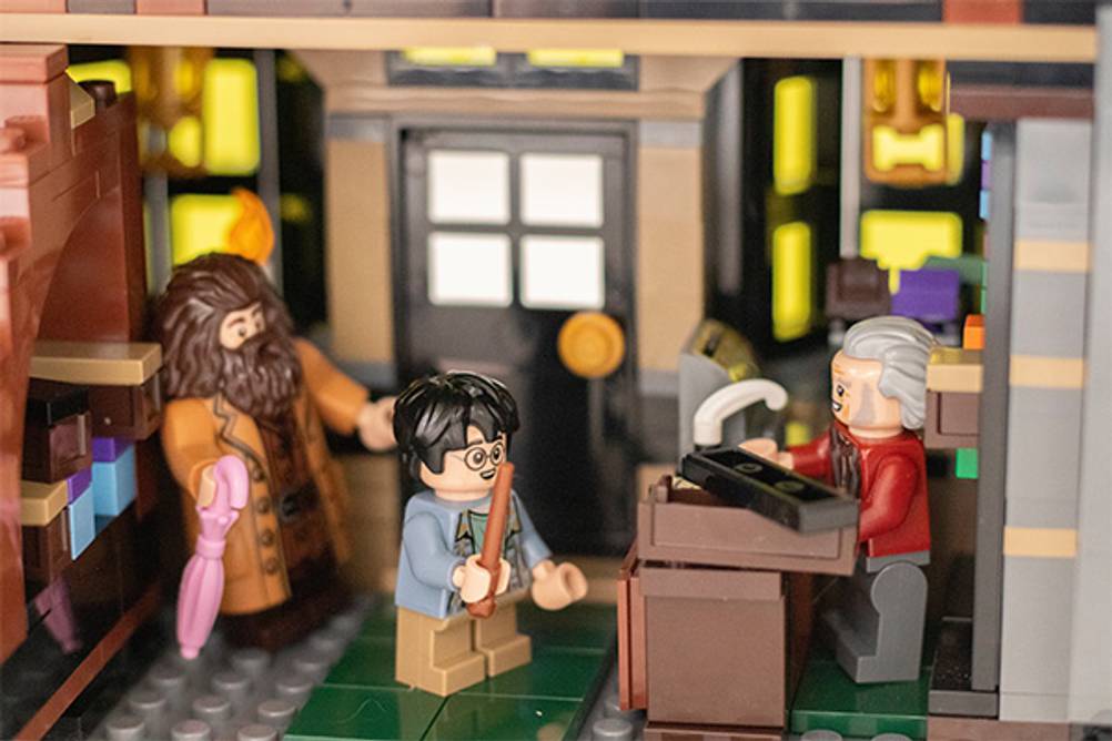 Lego-Harry-Potter im Test: Ein Detailfoto von Harry Potter, Hagrid und dem Zauberstabmacher Ollivander.