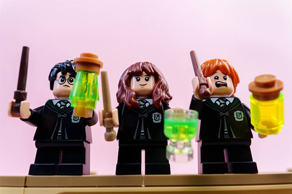 Lego-Harry-Potter im Test: Hier sieht man Harry, Hermine und Ron mit ihren Zauberstäben und Zaubertränke.