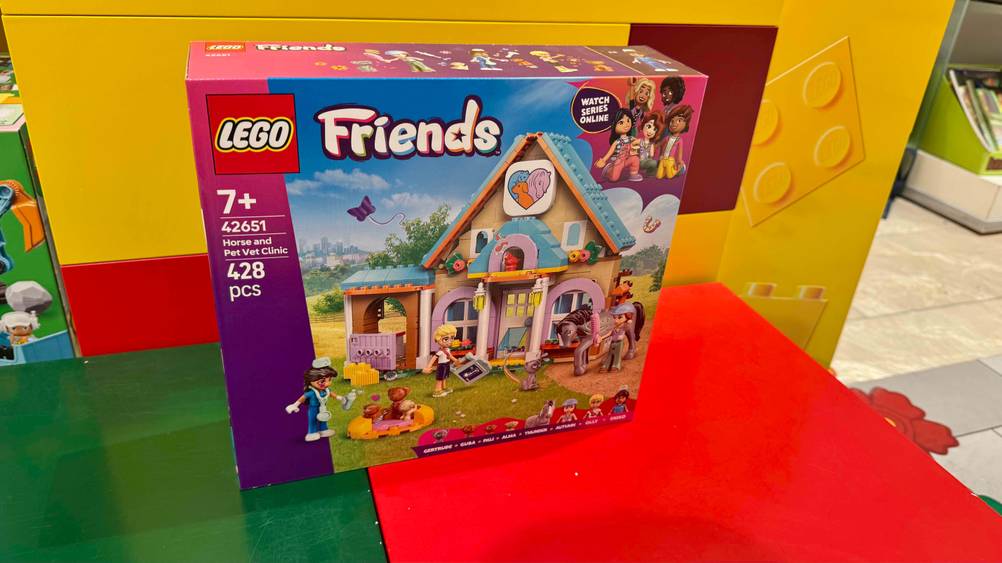 Getestet: Das Lego-Haus auf einer grün-roten Fläche stehend.