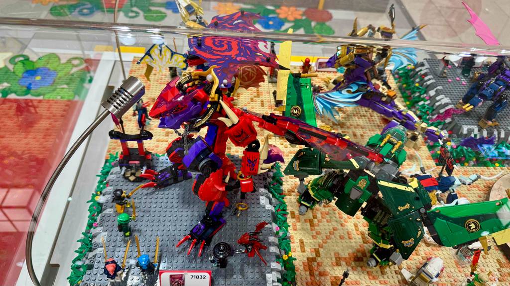Lego-Ninjago-Figuren getestet: Eine aufgebaute Figur steht auf einer Legoplatte mit anderen Teilen.