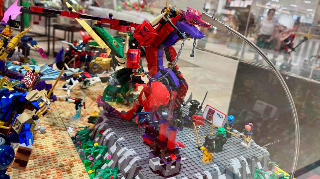 Detailansicht von aufgebauten Lego-Ninjago-Figuren im Test.