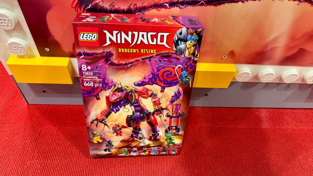 Lego-Ninjago-Figuren-Test: Die Verpackung einer Figur steht auf einem roten Boden.