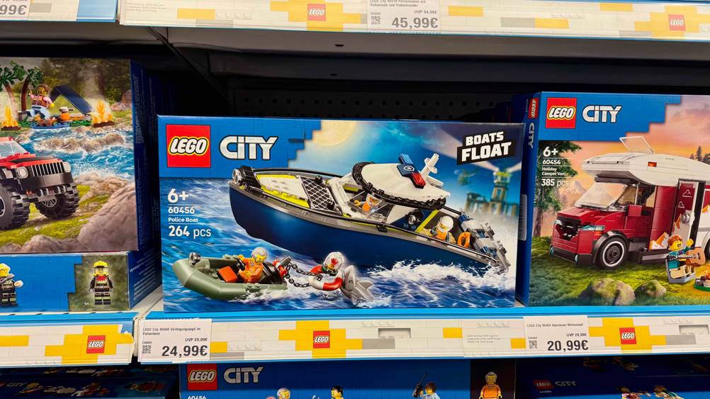 In einem Verkaufsregal neben anderen Produkten befindet sich das getestete Lego-Schiff.