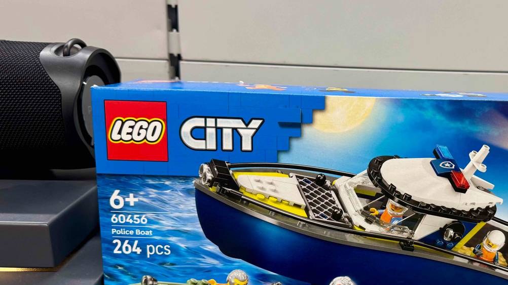 Lego-Schiff im Test: Nahaufnahme der Verpackung mit Logo.