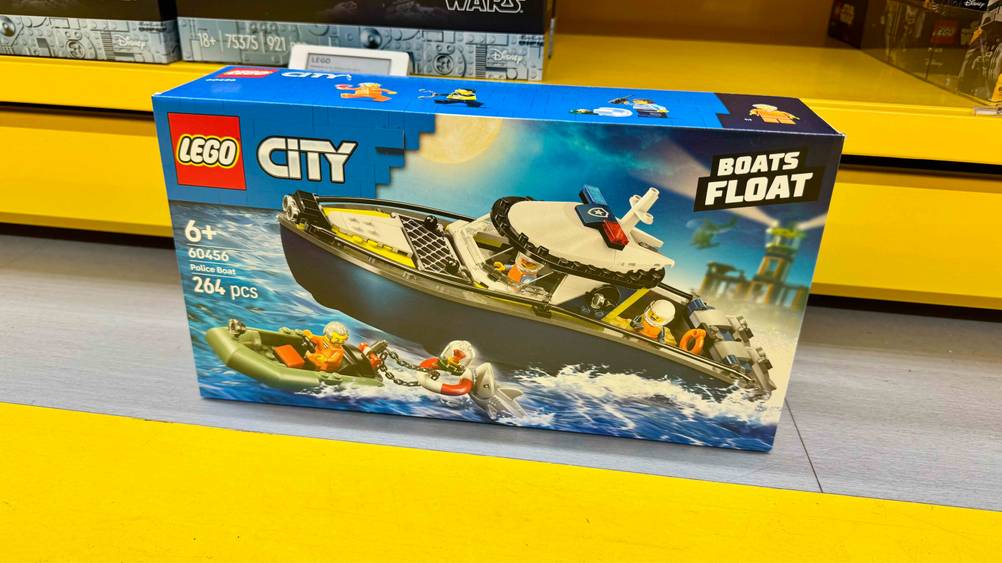 Vor einem gelben Regal steht das getestete Lego-Schiff in der Originalverpackung.