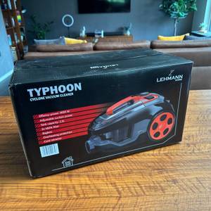 Der Karton des Lehmann Typhoon steht auf einem Tisch