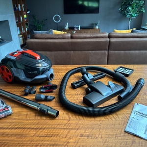 Der Lieferumfang des Lehmann Typhoon liegt auf einem Tisch