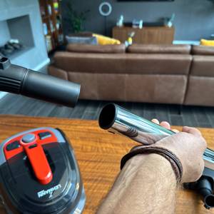 Eine Hand steckt das Rohr des Lehmann Typhoon an den Schlauch