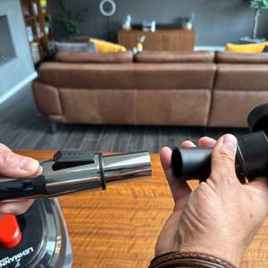 Ein Hand steckt die Düse des Lehmann Typhoon auf das Rohr