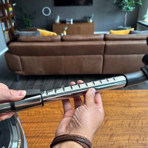 Eine Hand stellt die Länge des Rohrs des Lehmann Typhoon ein