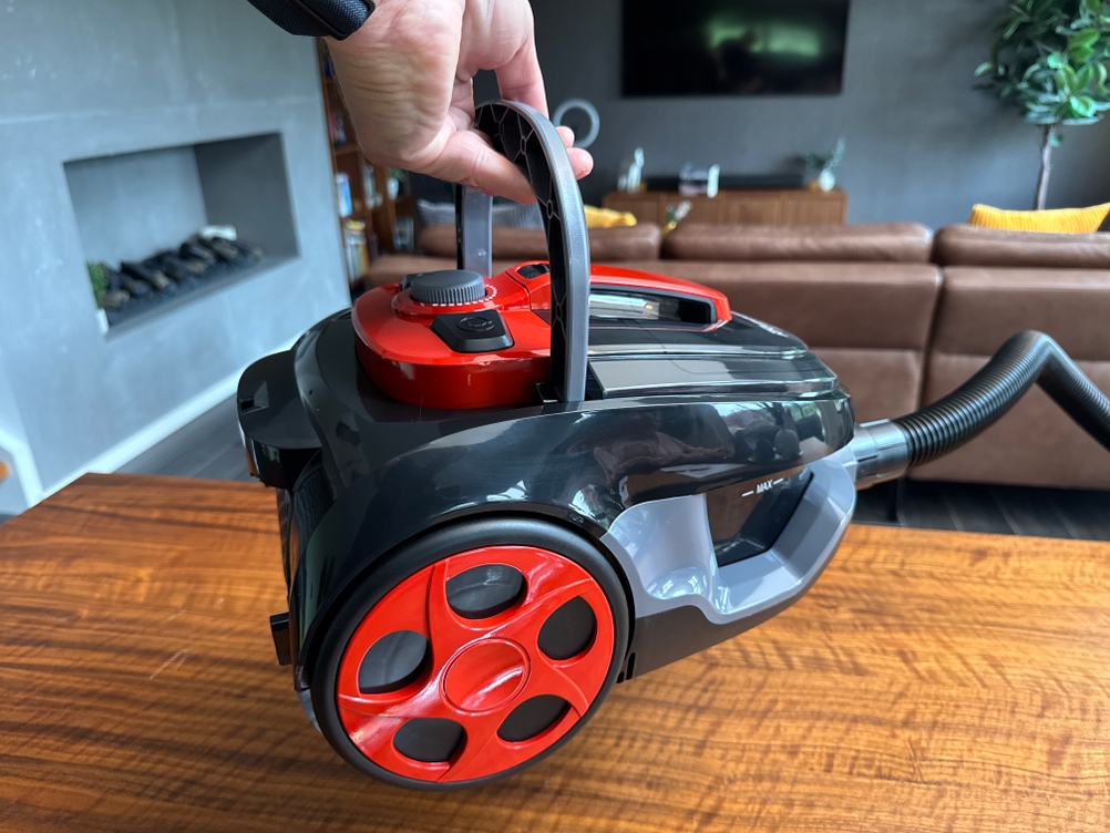 Eine Hand hebt den Lehmann Typhoon an einem Griff hoch