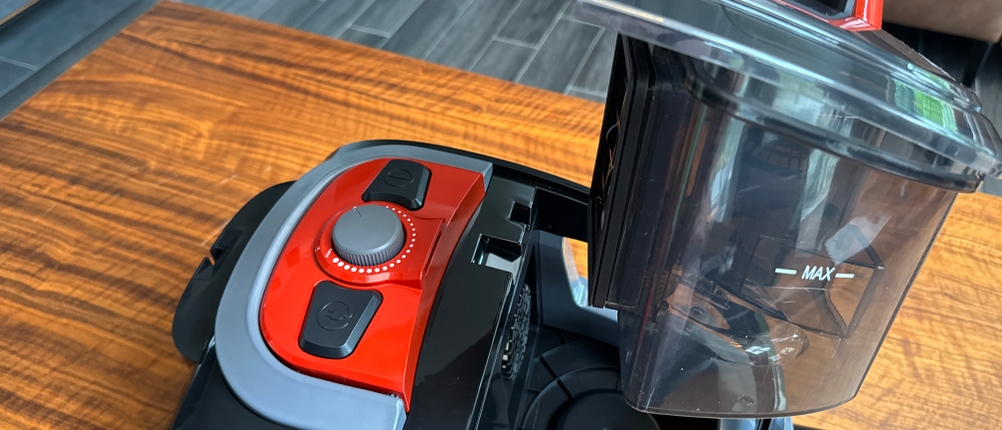 Eine Hand entfernt den Behälter des Lehmann Typhoon