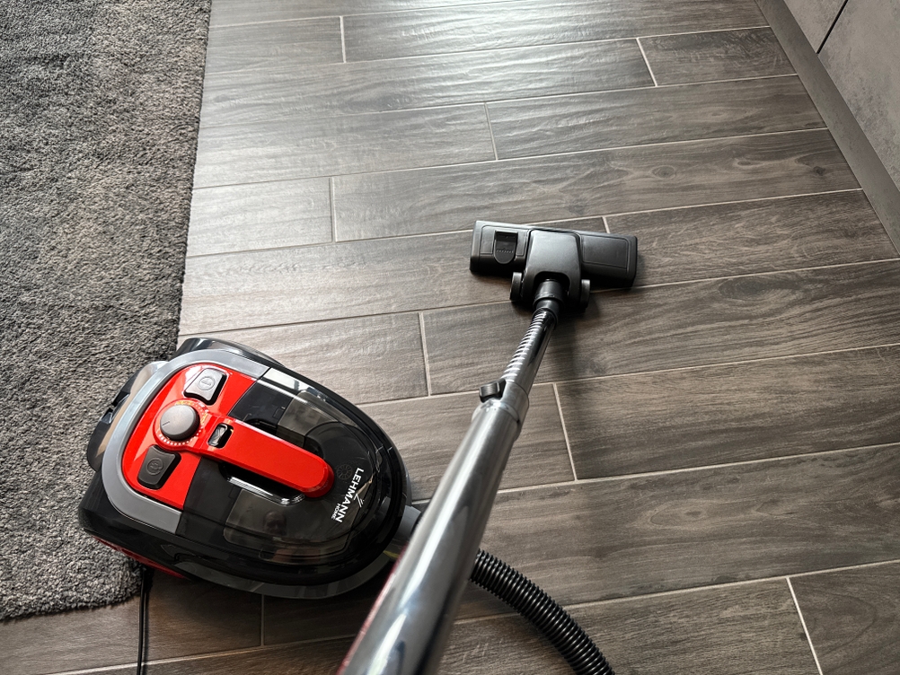 Mit dem Lehmann Typhoon wird ein Fliesenboden gesaugt