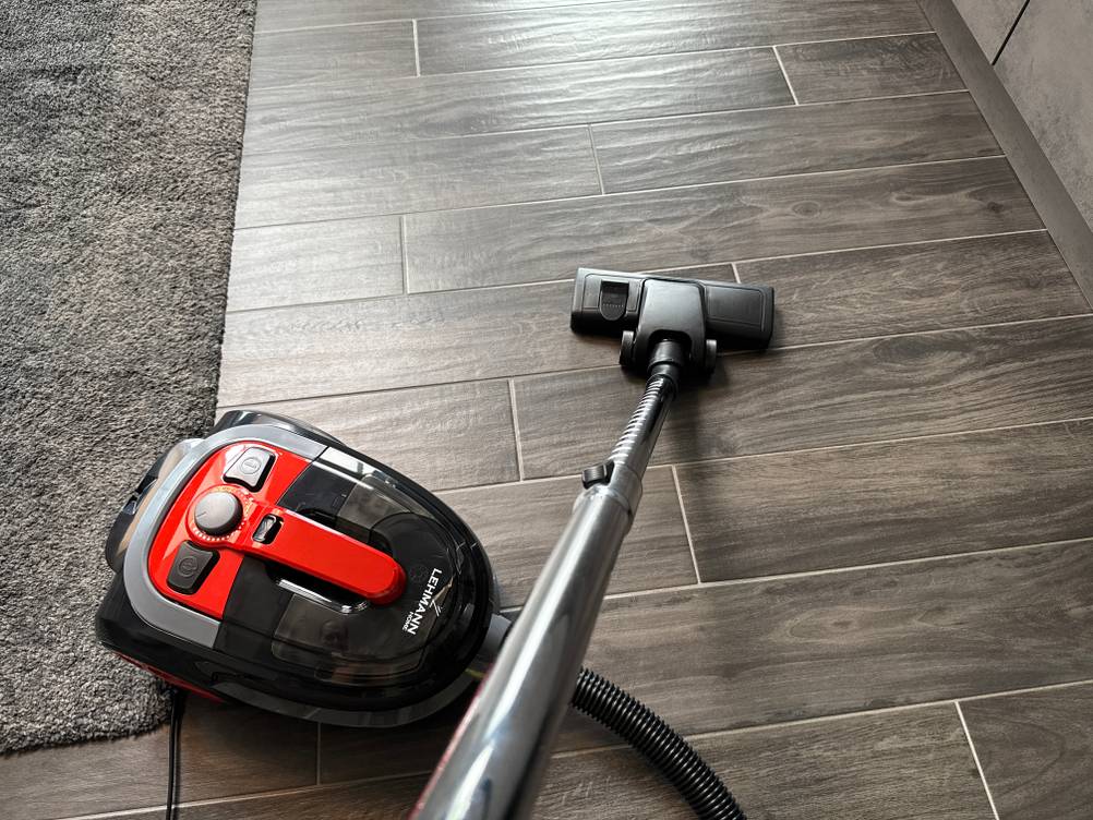 Mit dem Lehmann Typhoon wird ein Fliesenboden gesaugt