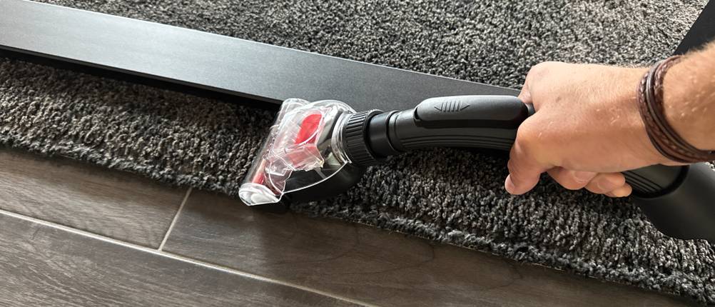 Mit dem Lehmann Typhoon wird eine Teppichkante gesaugt