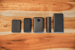 Test der leichten Powerbanks: Mehrere Powerbanks unterschiedlicher Größe liegen nebeneinander auf dem Tisch.