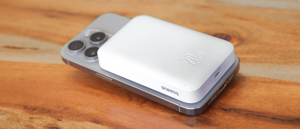 Leichte Powerbanks im Test: Eine getestete Powerbank ist per MagSafe mit einem iPhone verbunden.