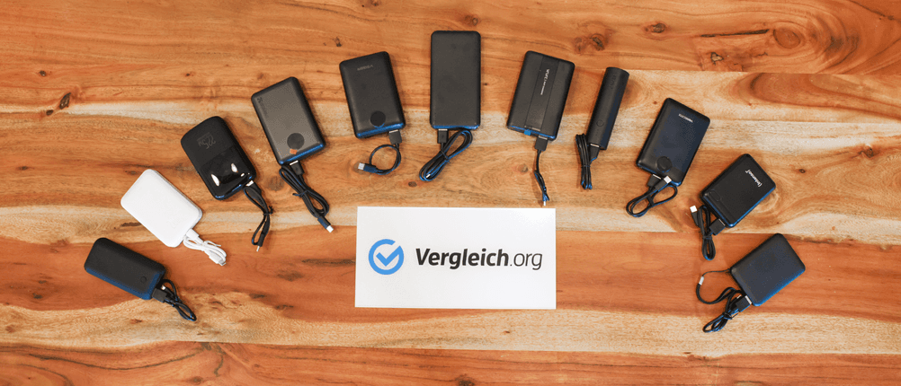 Leichte-Powerbank-Test: Die getesteten Powerbanks liegen auf einem Tisch.