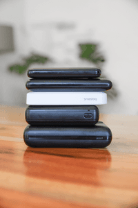 Leichte Powerbanks im Test: Mehrere getestete Powerbanks liegen gestapelt aufeinander.