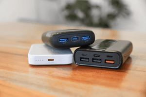 Leichte-Powerbank-Test: Mehrere Powerbanks mit unterschiedlichen Anschlüssen liegen auf einem Tisch.