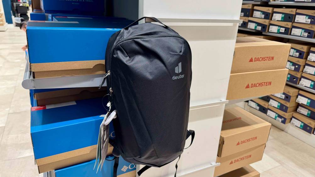 Leichter Wanderrucksack getestet: Der Rucksack hängt an einem Verkaufsregal.