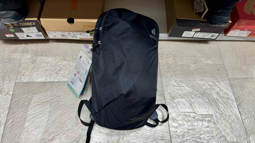 Leichter Wanderrucksack im Test: Der Rucksack vor einem Schuhregal auf dem Boden.