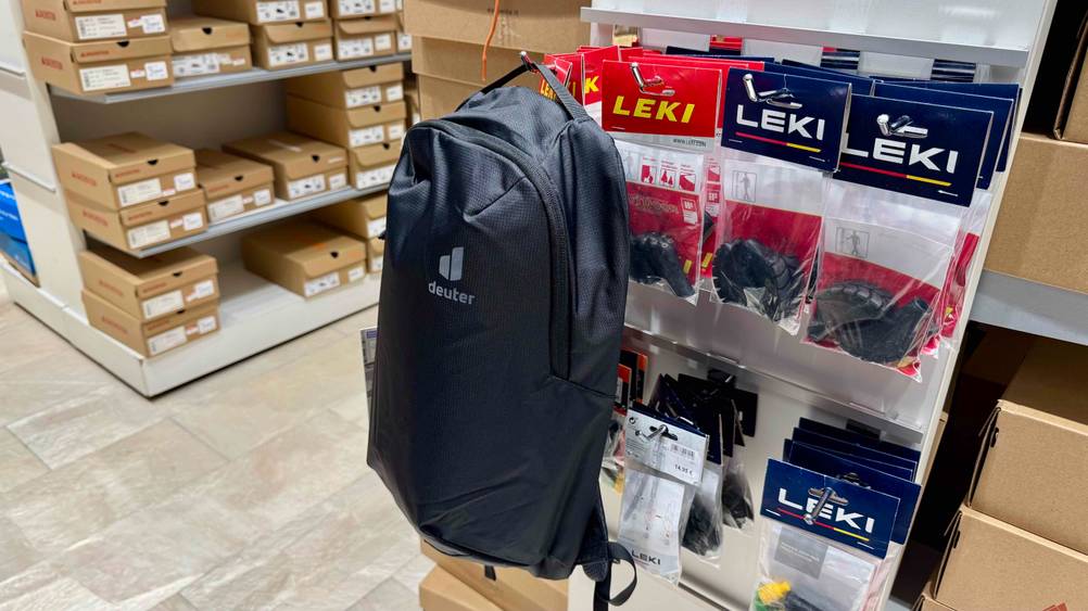 An einem Regal in einem Laden hängt der leichte Wanderrucksack im Test.