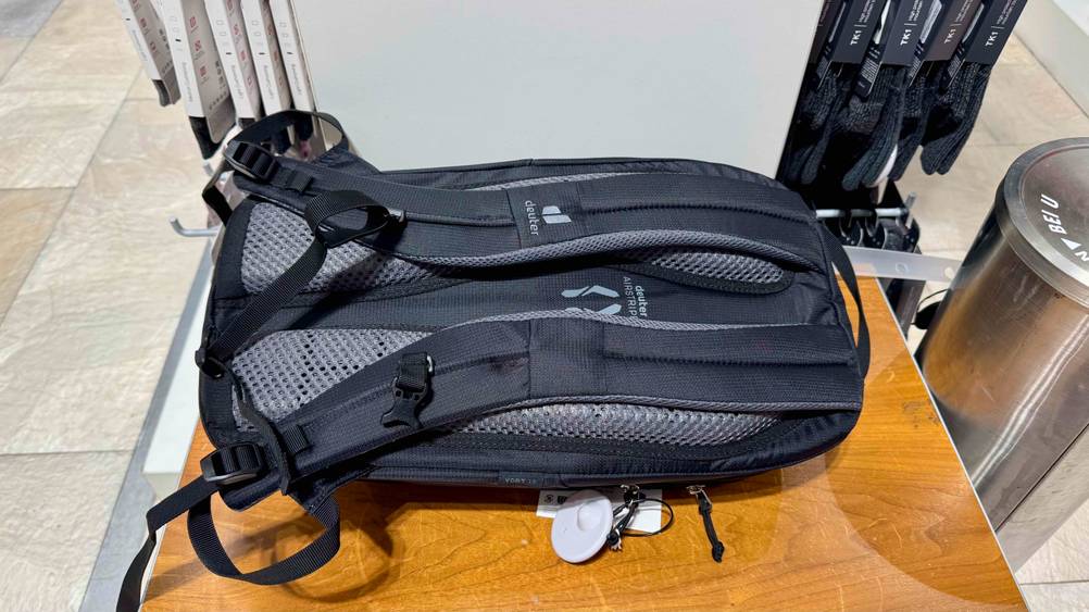 Rückseite des getesteten leichten Wanderrucksacks auf einem Holztisch liegend.