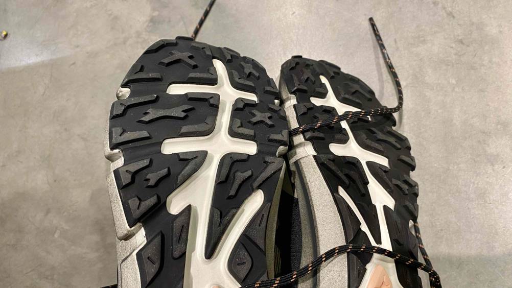 Im Test: Nahaufnahme der Sohle des Vorderfußbereiches der Damen-Leichtwanderschuhe.