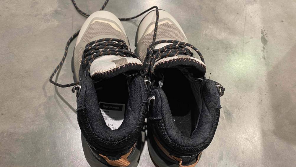 Ein Paar getestete Damen-Leichtwanderschuhe von schräg hinten mit Fokus auf die Innensohle und den gepolsterten Rand.