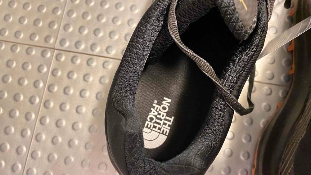 The-North-Face-Leichtwanderschuhe für Herren im Test: Blick von oben auf die Polsterung der Schuhe. 