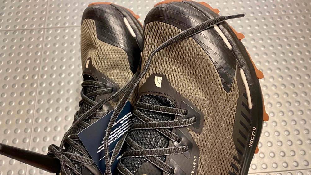 Herren-Leichtwanderschuhe im Test: Nahaufnahme der Schnürung der Herren-Leichtwanderschuhe.