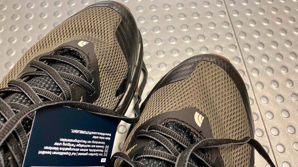 Herren-Leichtwanderschuhe getestet: Nahaufnahme der Schuhspitzen mit Logo.