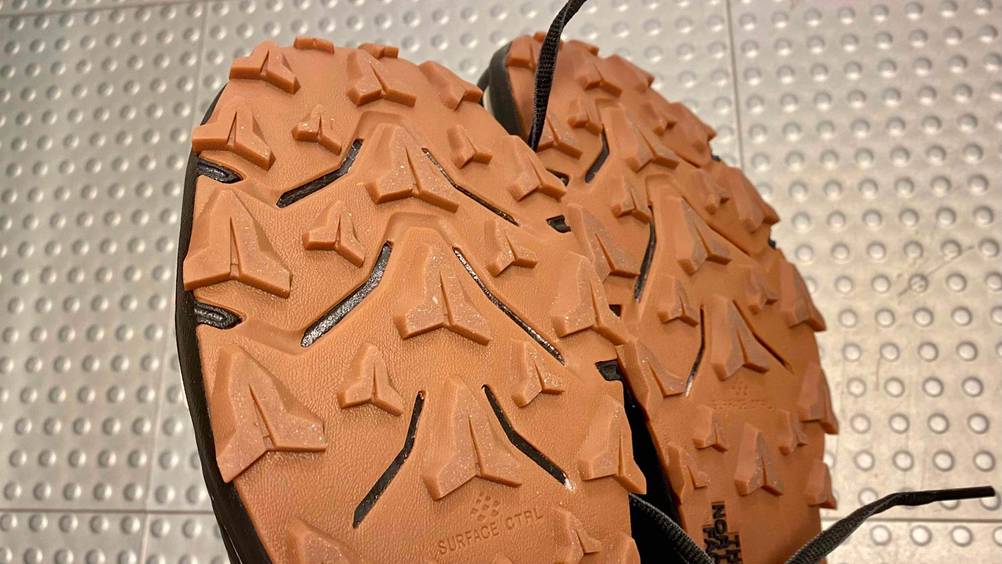 Nahaufnahme der Sohle des Vorderfußes der getesteten Herren-Leichtwanderschuhe.