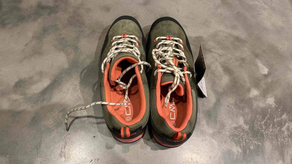 Ein Paar getestete Unisex-Leichtwanderschuhe von oben mit Fokus auf die Innensohle.