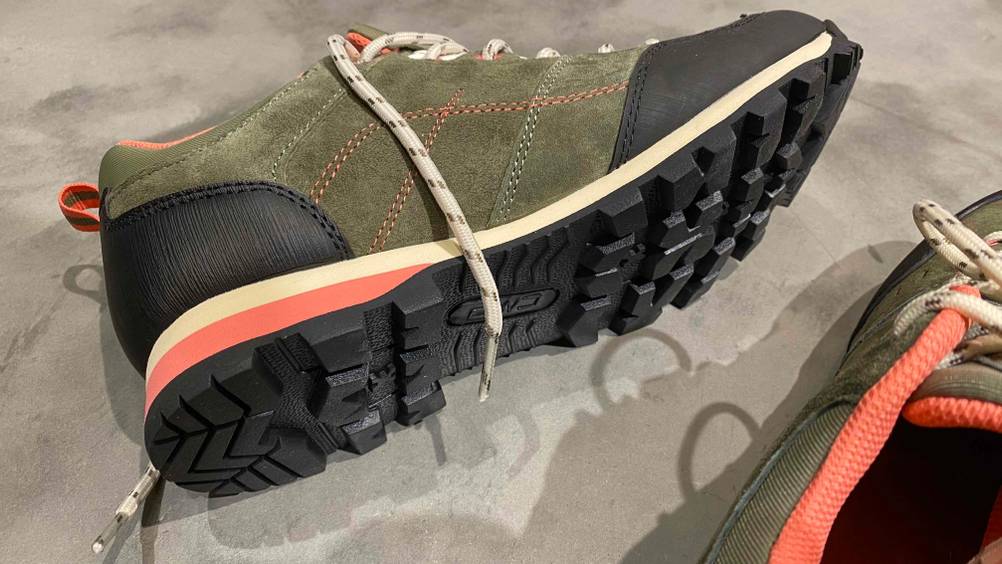 Ein Paar getestete Unisex-Leichtwanderschuhe auf einem Betonboden, ein Schuh liegt auf der Seite.