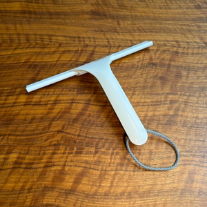 Der Leifheit 41650 liegt auf einem Holztisch