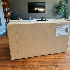 Der Karton des Leifheit 52102 steht auf einem Tisch.