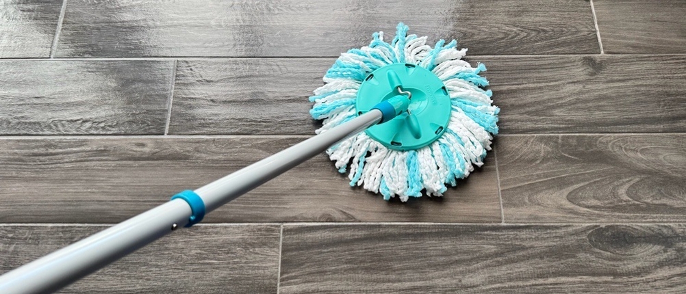 Der Mopp des Leifheit 52102 beim Reinigen von Fliesenboden.