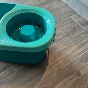 Wasser an der Schleuder des Leifheit 52102 und auf dem Boden.