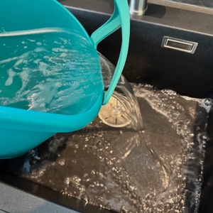 Wasser wird aus dem Behälter des Leifheit 52102 geschüttet.