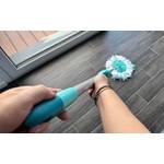 Zwei Hände reinigen Fliesenboden mithilfe des Leifheit 52102