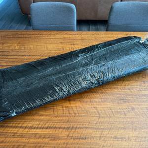 Der Karton des Leifheit 55238 liegt auf einem Holztisch