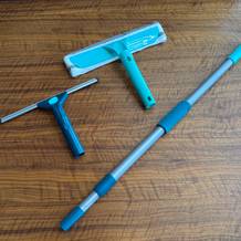 Der Lieferumfang des Leifheit 55238 liegt auf einem Tisch