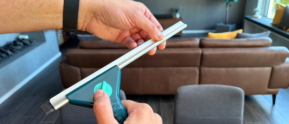 Eine Hand schiebt die Gummilippe auf den Abzieher des Leifheit 55238